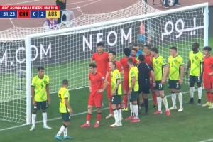 国足角球布置：门前扎人堆，困住澳大利亚1米84门将瑞安