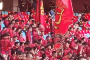 现场氛围感拉满！国足主场赛前播放歌曲《我是如此相信》