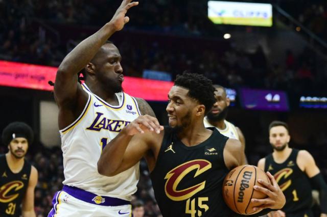 米切尔回归首战末节哑火 湖人奇兵成防守关键